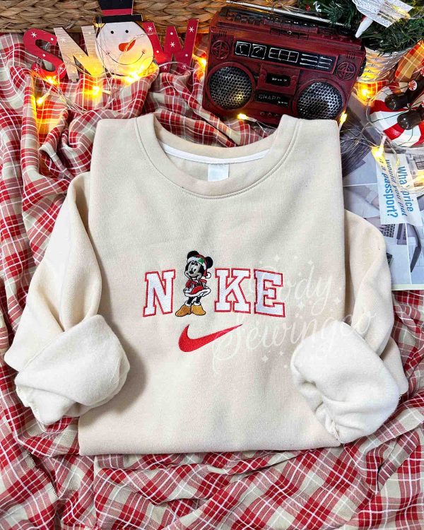 Mickey & Minnie Christmas – Emboroidered Sweatshirt